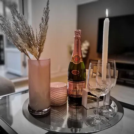 Apartment Charming Penthouse Near Center, 2-br, King Bed, Stavanger