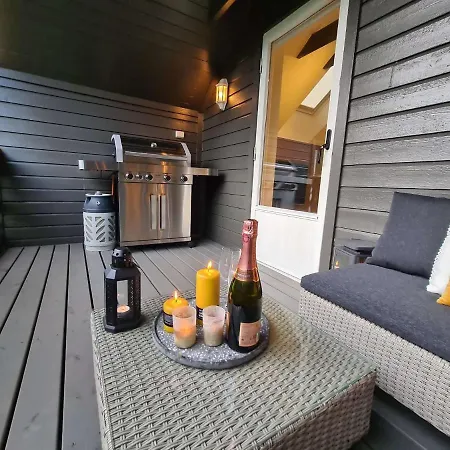 Charming Penthouse Near Center, 2-br, King Bed, Apartment